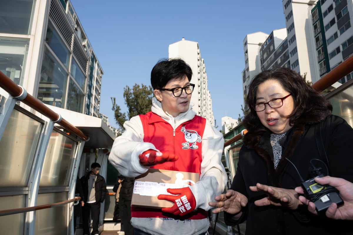 볼트 카지노 국민의힘 비상대책위원장이 31일 경기 수원시 천천동보도육교에서 지역 주민과 동행하며 애로 사항을 청취하고 있다./ 사진=뉴스1