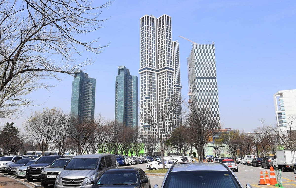 서울 성동구 성수동 고가 주택들의 모습. 왼쪽부터 갤러리아포레, 아크로서울포레스트. 한경DB
