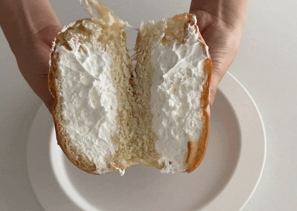 연세우유 생크림빵을 반으로 가른 모습. 사진=한경DB
