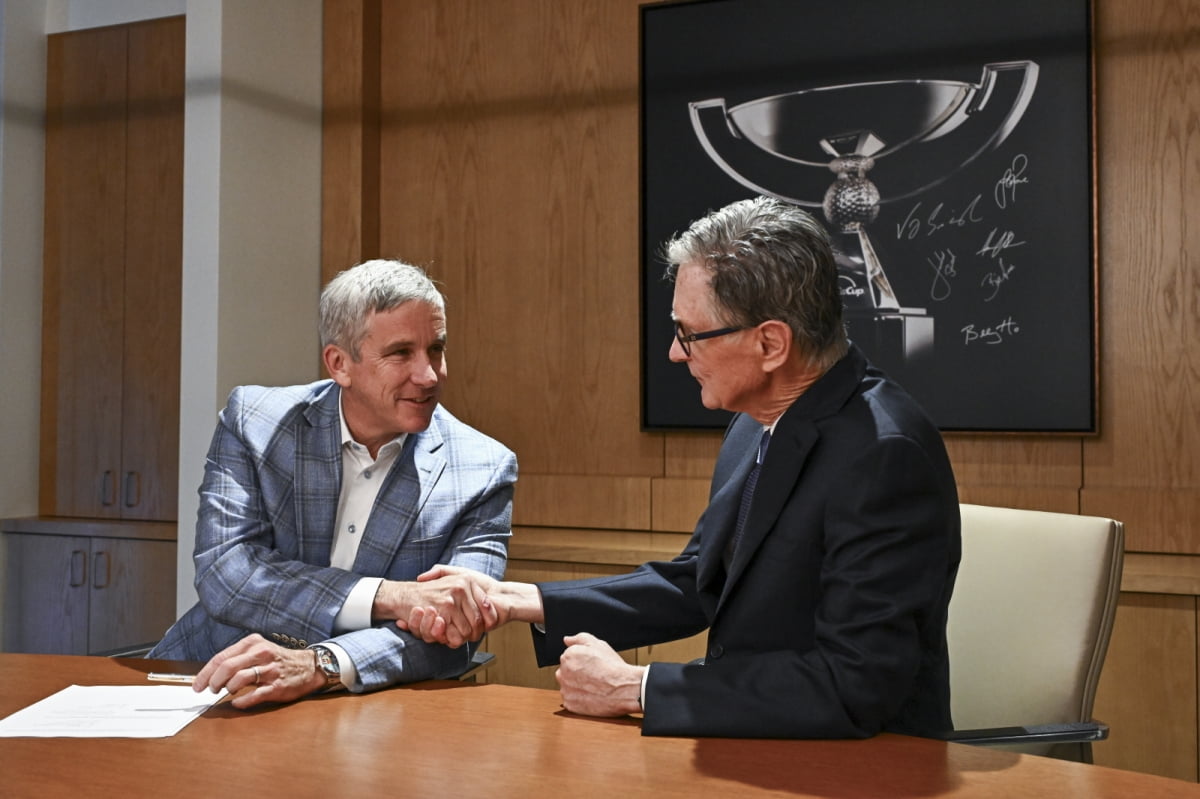 제이 모나한 PGA 투어 커미셔너(왼쪽)와 FSG의 소유주이자 SSG의 매니저인 존 헨리가 PGA 투어 엔터프라이즈 설립에 대한 협약을 마친 후 악수를 하고 있다. PGA투어 제공