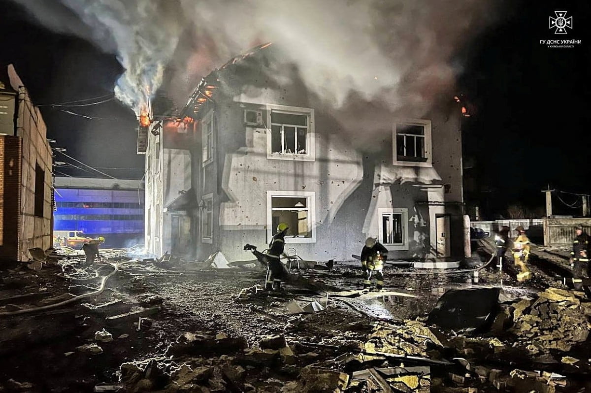 러시아의 드론 공습으로 불타고 있는 우크라이나 키이우의 한 공장 / 사진=Reuters