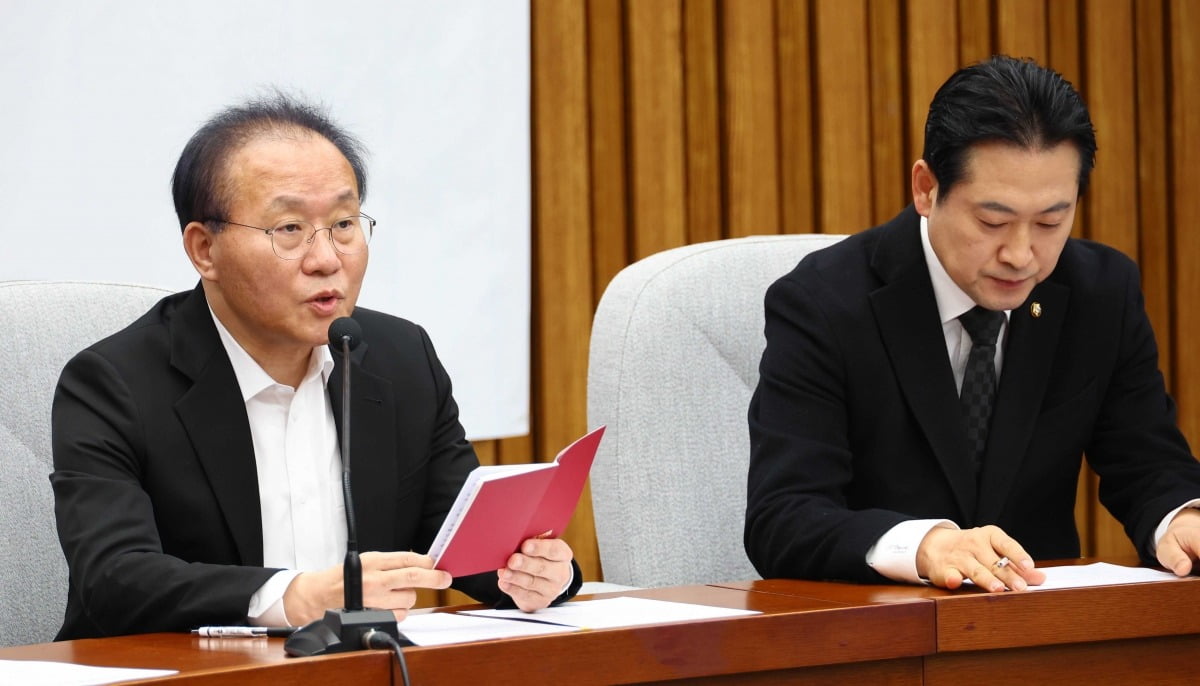 윤재옥 국민의힘 원내대표가 2일 국회에서 열린 원내대책회의에서 발언 하고 있다./김병언 기자 