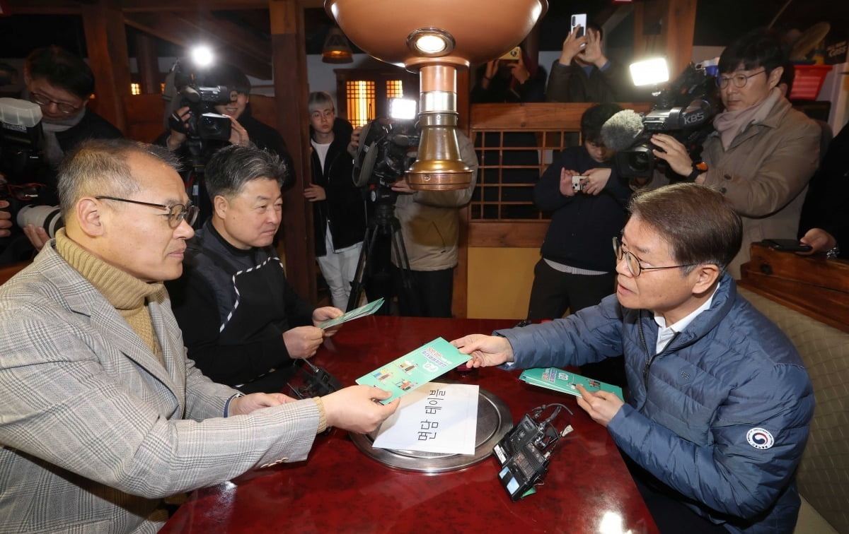 이정식 고용노동부 장관이 29일 명동의 한 음식점을 방문해 소규모 서비스업 사업장 대표들에게 중대재해처벌법 관련 안내문을 전달하고 있다./김범준 기자