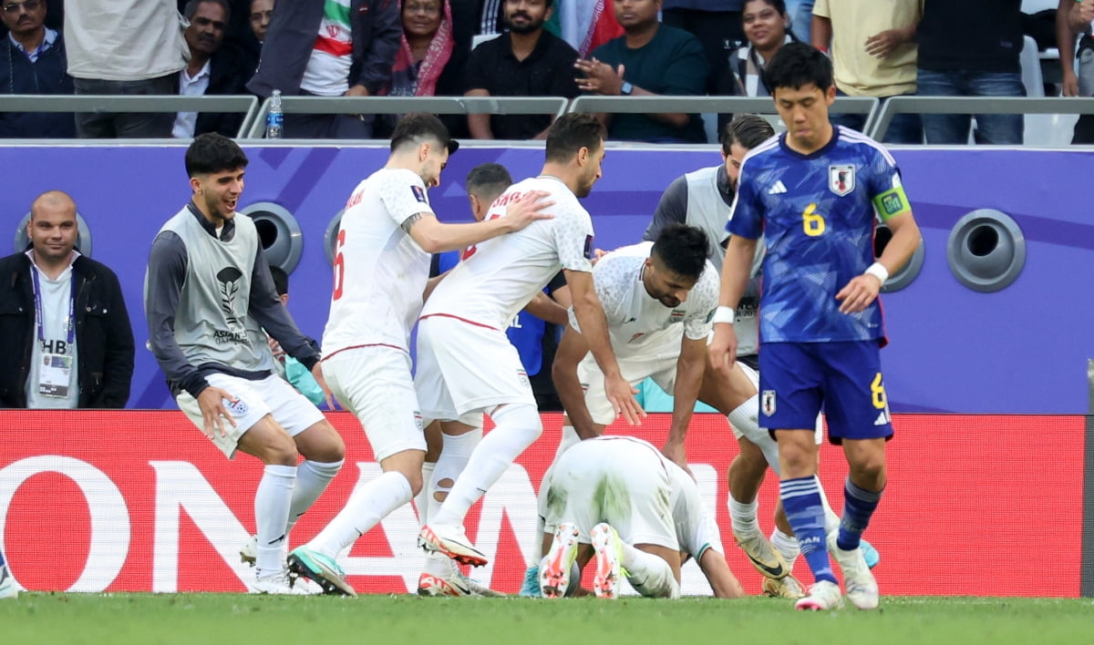 이란 자한바크시가 3일(현지시간) 카타르 알라이얀 에듀케이션 시티 스타디움에서 열린 2023 아시아축구연맹(AFC) 카타르 아시안컵 8강전 이란과 일본의 경기에서 페널티킥 득점을 올린 후 기뻐하고 있다. /사진=뉴스1