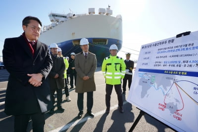 한국서 세계 최초로 초대형 컨테이너 선박에 ‘선박 대 선박’ 그린메탄올 공급 성공