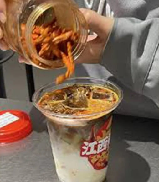 중국에서 '독특한 음료' 열풍이 부는 가운데 인기를 끌고 있는 '스파이시 라테'(고추 커피). /사진=웨이보 캡처