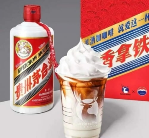 지난해 중국에서 '오픈런 대란'을 불러일으킨 '알코올 커피'(마오타이 라테). /사진=루이싱 커피 홈페이지 캡처