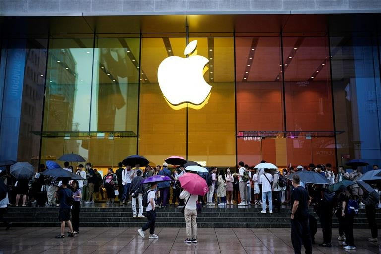 아이폰15가 공식 판매되기 시작한 지난해 9월 22일 중국 소비자들이 상하이 애플 스토어 앞에서 줄 서서 기다리고 있다.  /로이터통신
