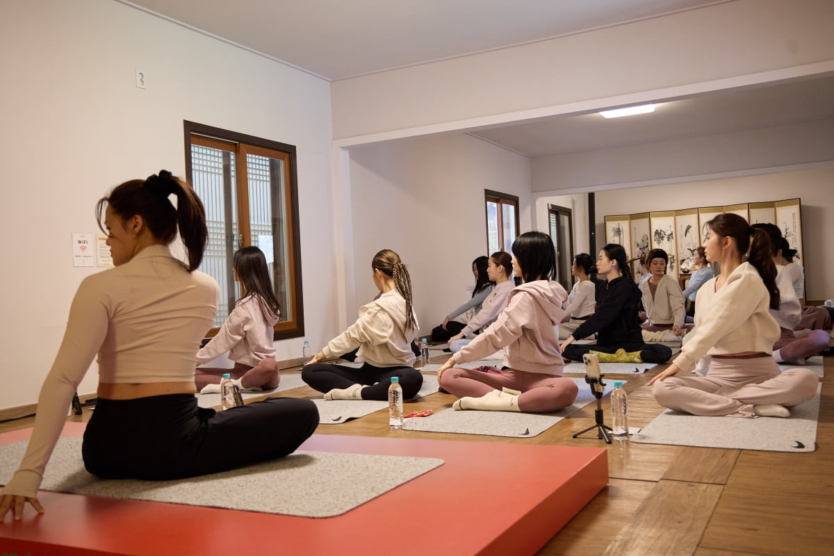 나이키가 보낸 '북한산 한옥' 초대장…불을 피우고 몸을 풀었다 