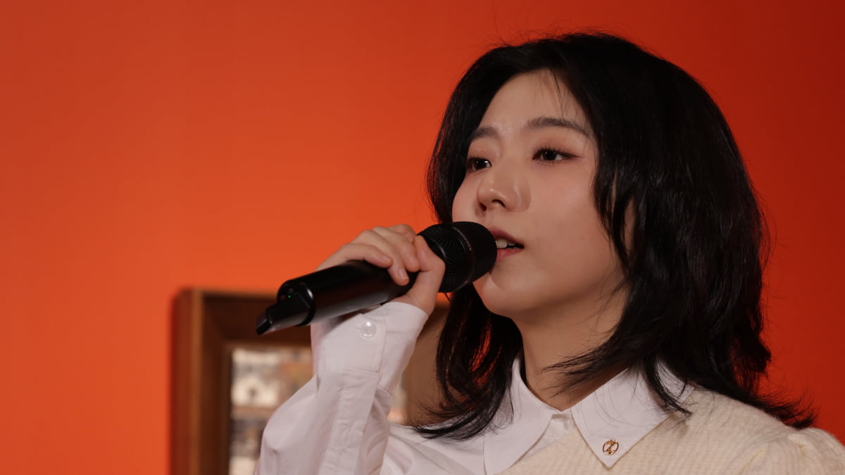 지난 2일 가수 스텔라 장이 서울 예술의전당 '미셸 들라크루아 : 파리의 벨 에포크' 전시장을 찾아 노래를 부르고 있다.