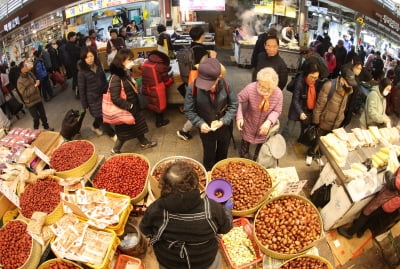  발 디딜 틈 없는 전통시장