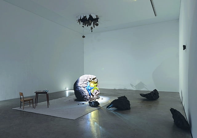 갤러리 천장을 뚫고 운석이 떨어졌다…"미술의 역할은 낯설게 하기"