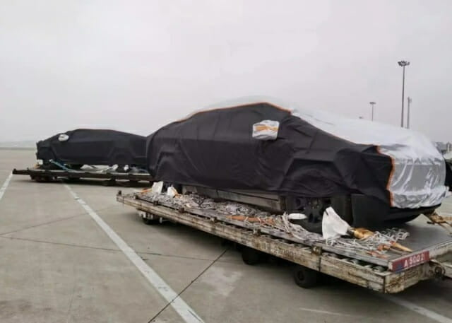 지난달 21일 중국에 도착한 테슬라 사이버트럭이 커버에 덮인 채 트레일러로 실려가고 있다. /ThinkerCar X