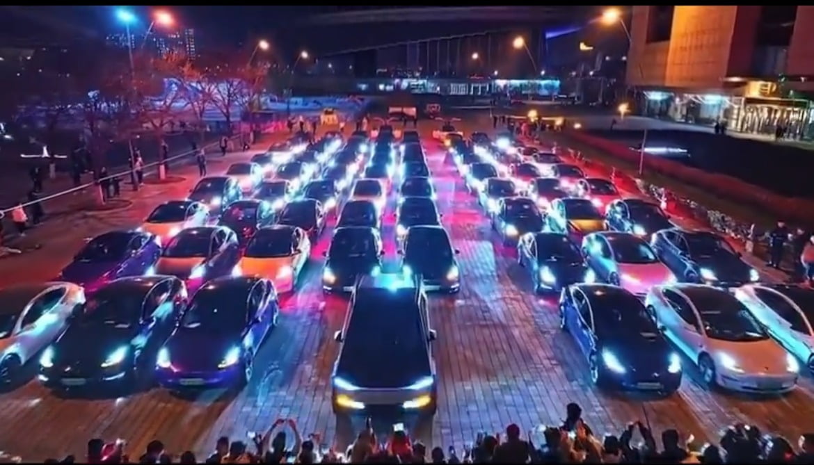 11일 중국 톈진에서 테슬라 차량들이 설을 맞아 사이버트럭(가운데)과 함께 라이트쇼를 펼치고 있다. /톈진테슬라오너스클럽