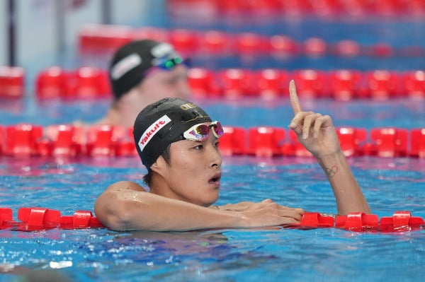 김우민(22·강원도청)이 12일(한국시간) 카타르 도하 어스파이어돔에서 열린 '2024 도하 국제수영연맹 세계선수권대회' 경영 남자 자유형 400ｍ 결승에서 3분42초71의 기록으로 금메달을 수확한 뒤 포즈를 취하고 있다. /연합뉴스