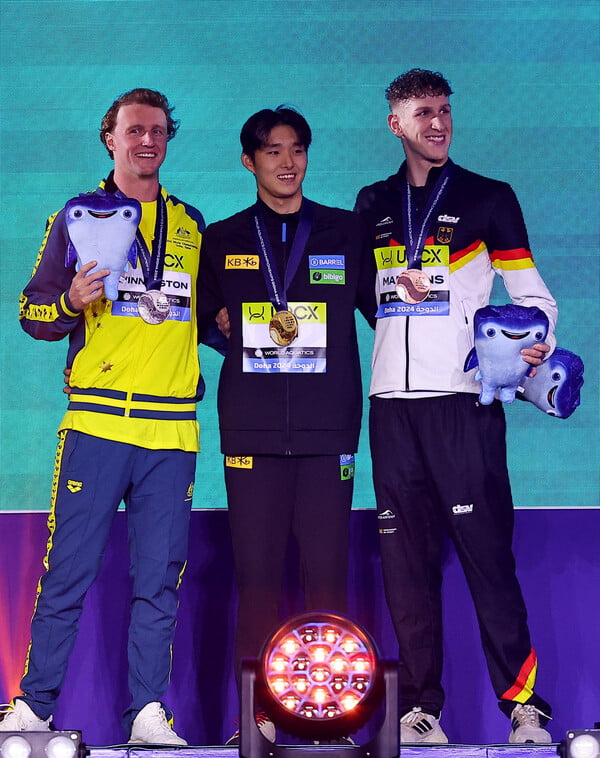 김우민(22·강원도청)이 세계선수권 남자 자유형 400ｍ에서 금메달을 딴 뒤 시상대에 오른 모습 /로이터 연합뉴스