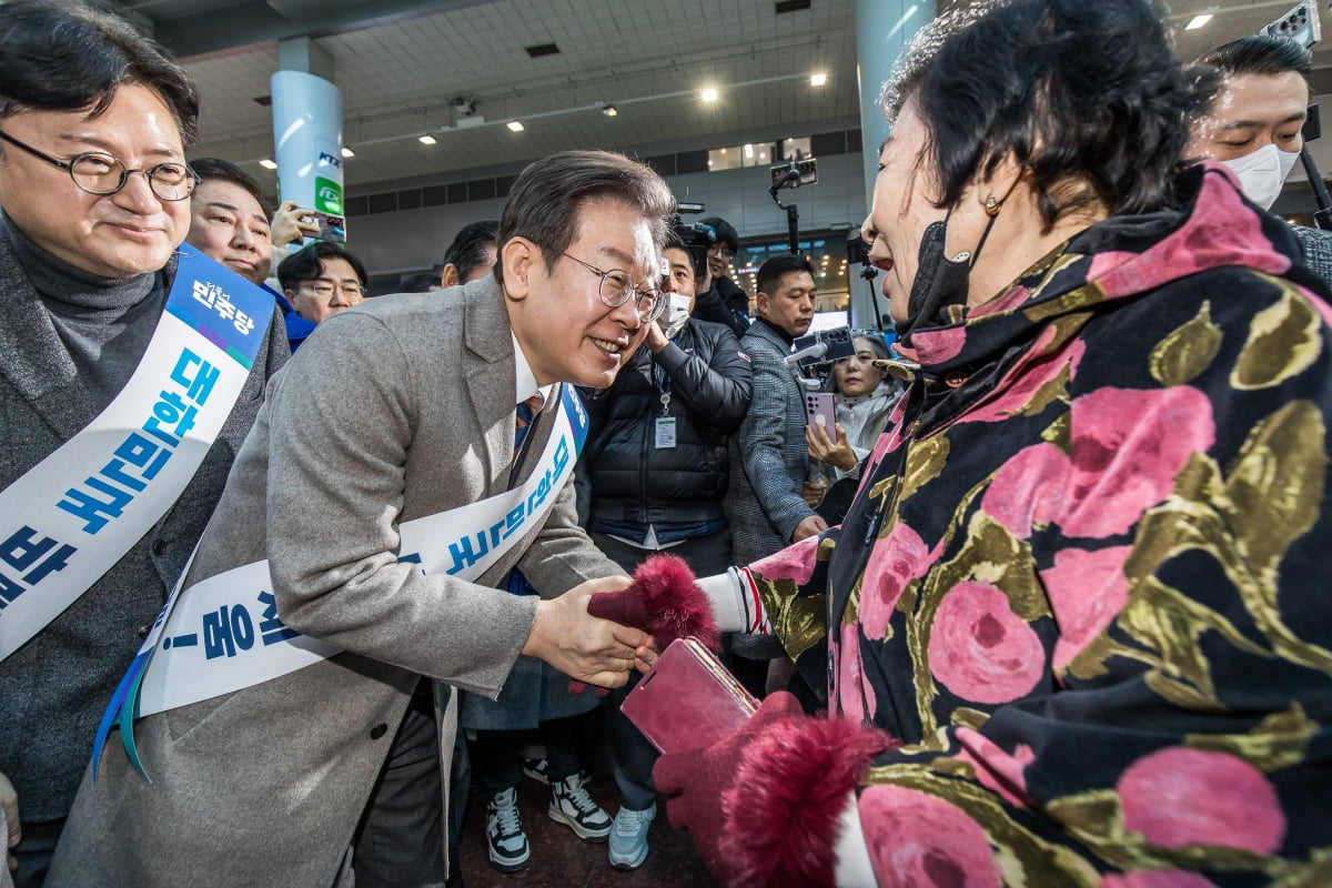 더불어민주당 이재명 대표가 설 연휴를 하루 앞둔 지난 8일 서울 용산구 용산역에서 귀성길에 오른 시민들과 악수하며 인사하고 있다. 김병언 기자