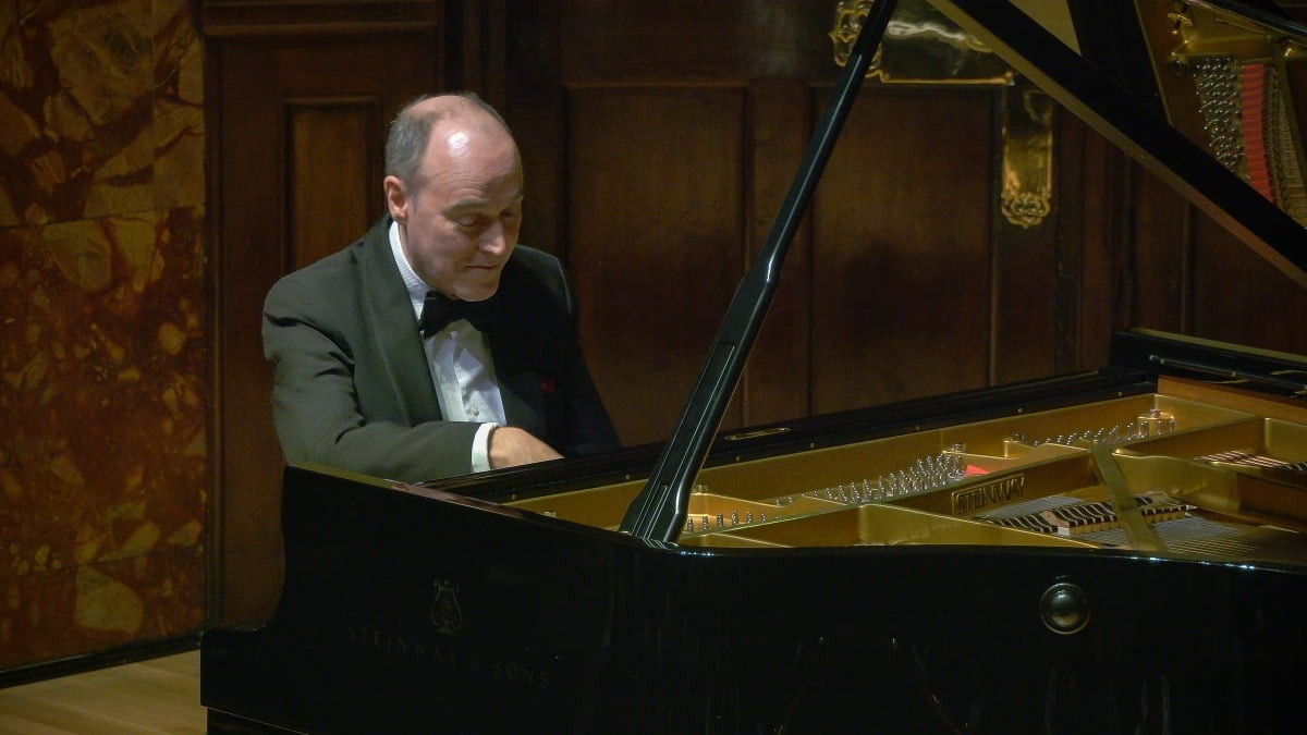 피아니스트 레온 맥컬리가 지난 7일 영국 런던 위그모어홀에서 연주하고 있다. 위그모어홀 제공