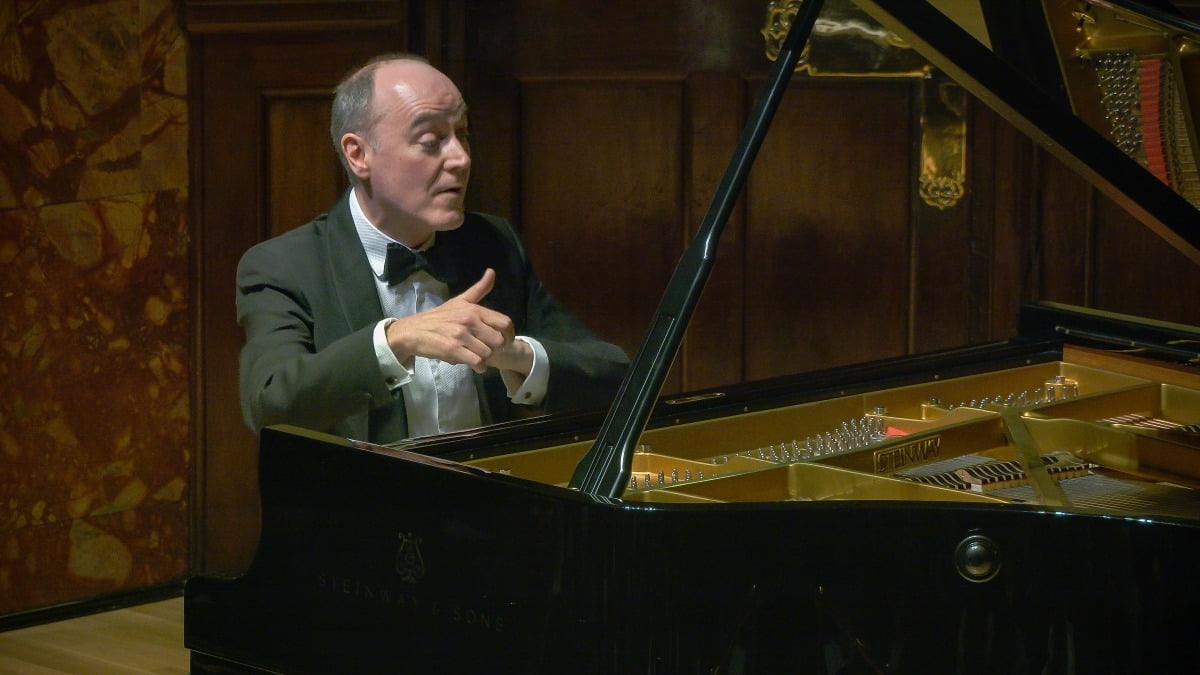 피아니스트 레온 맥컬리가 지난 7일 영국 런던 위그모어홀에서 연주하고 있다. 위그모어홀 제공