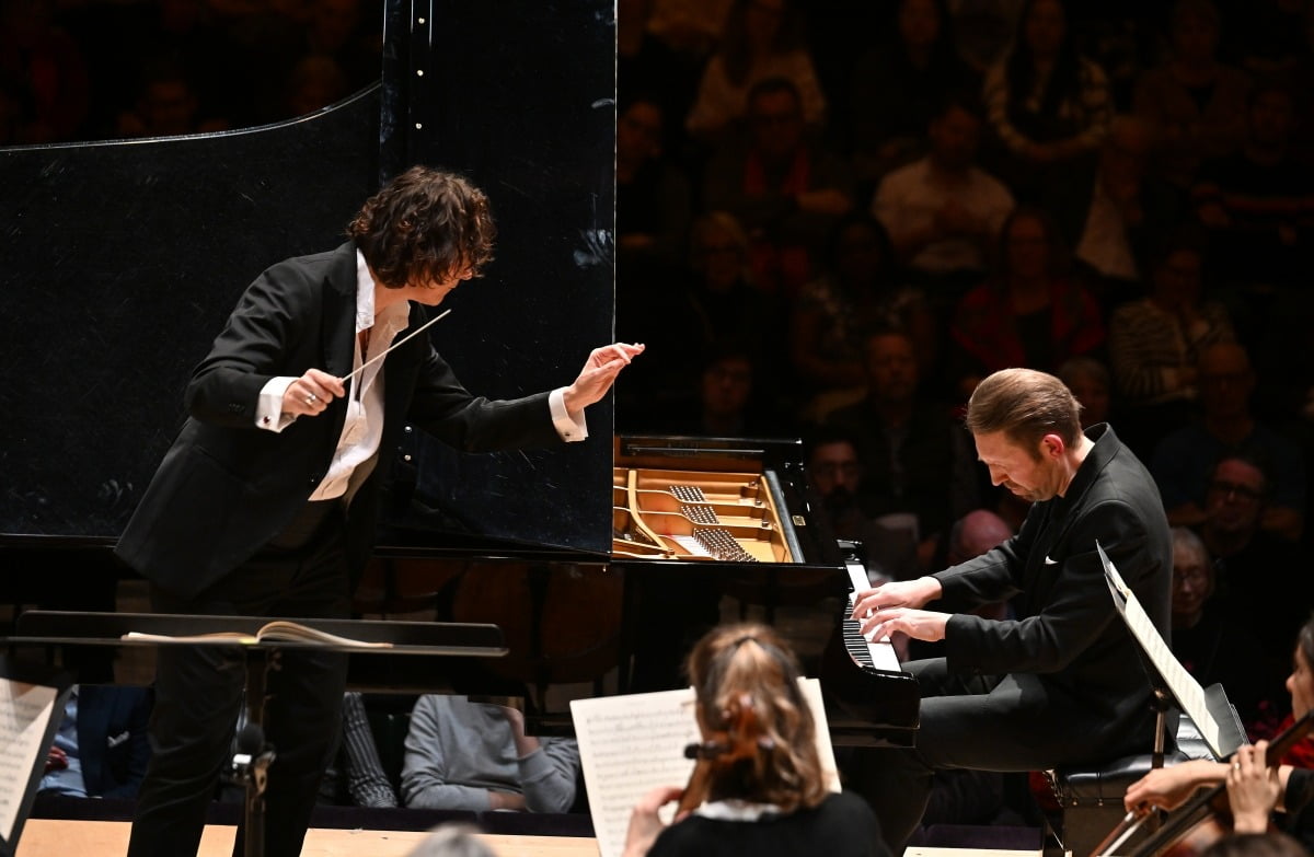 피아니스트 레이프 오베 안스네스가 지난 8일 영국 런던 바비칸 센터에서 런던 심포니 오케스트라(지휘 나탈리 스튀츠망)과 협연하고 있다. 런던 심포니 제공