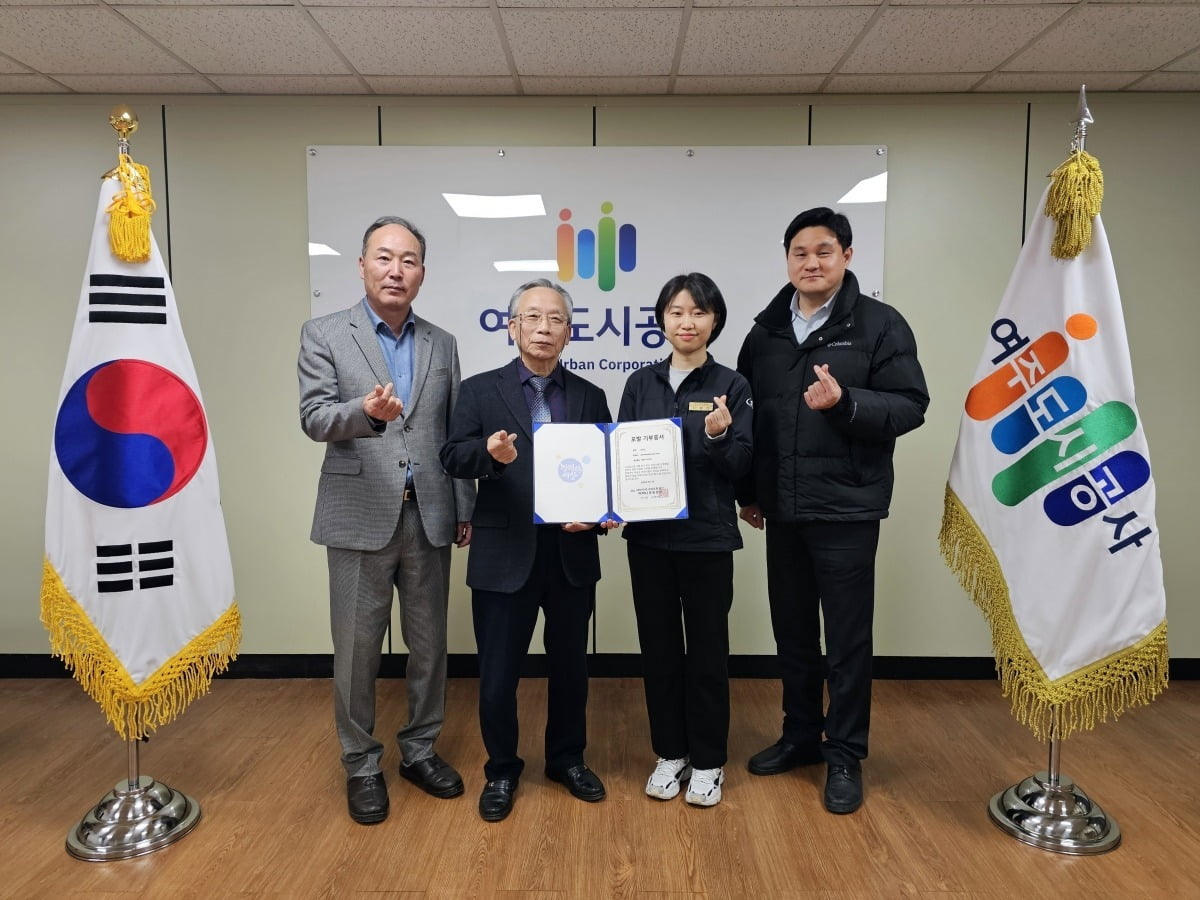 13일 임명진(사진 왼쪽 두 번째) 여주도시공사 사장이 '세계 소아암의 날'을 맞아 수년간 기른 머리카락을 기부한 문화사업팀 신경신(왼쪽 네 번째 주임과 기념 촬영을 하고 있다.여주도시공사 제공