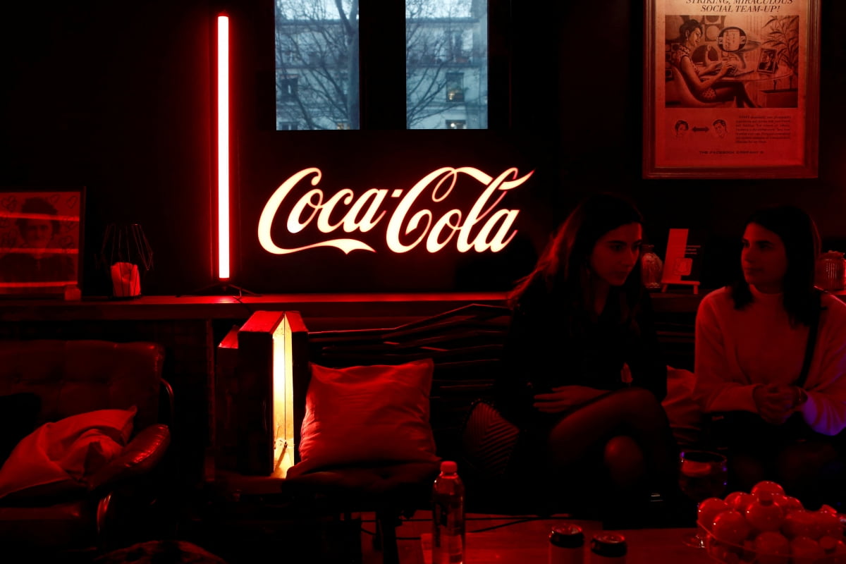 인플레에 음료값 24% 올리니 매출도 '쑥'…호실적 낸 코카콜라