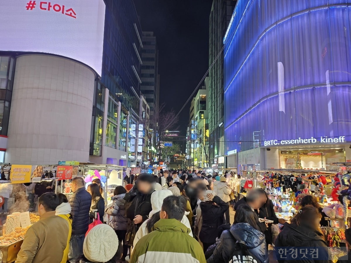12일 저녁 명동 길거리 일대의 모습. /사진=김영리 기자