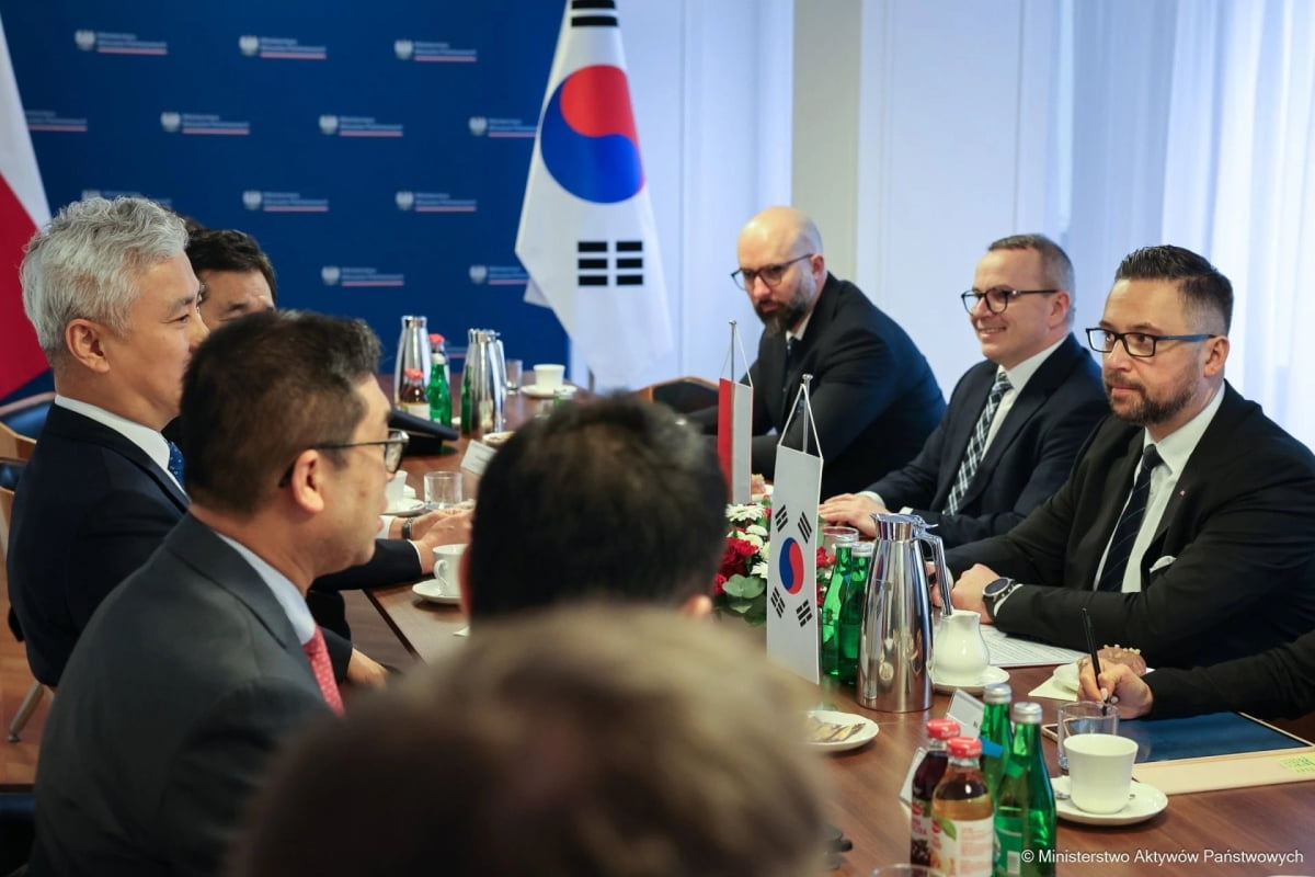 지난 8일 한국 방위사업청이 폴란드를 방문해 폴란드 국유자산부 관계자들과 회담을 하고 있다./ 폴란드 국유자산부  