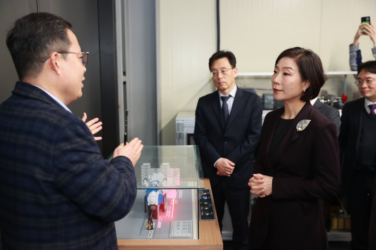 오영주 중소벤처기업부 장관(오른쪽)이 14일 부산 한국해양대학교를 방문해 연구 시설을 둘러보고 있다./제공=중소벤처기업부