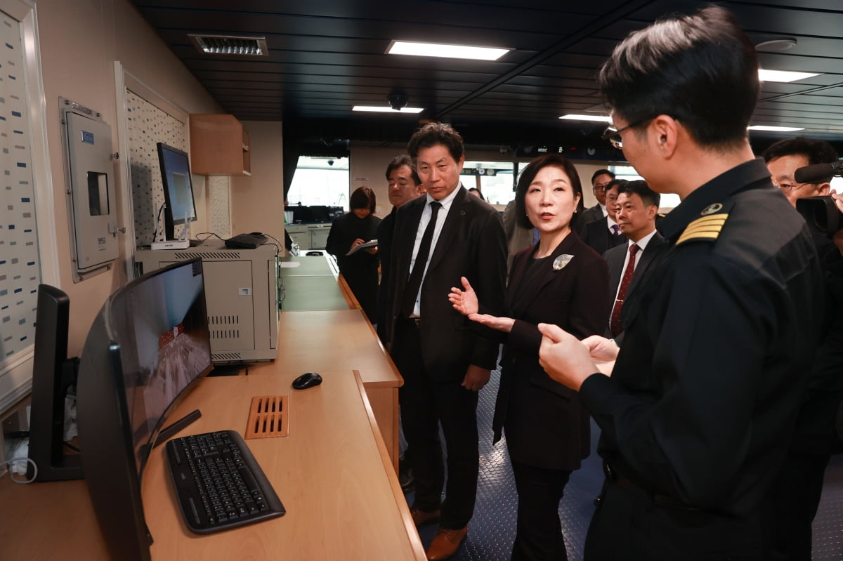 오영주 중소벤처기업부 장관(앞줄 가운데)이 14일 부산 한국해양대학교를 방문해 연구 시설을 둘러보고 있다./제공=중소벤처기업부