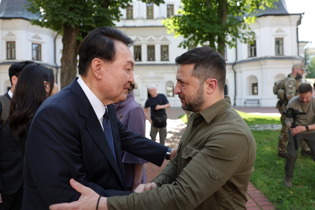 지난해 우크라이나를 방문한 윤석열 대통령이 볼로디미르 젤렌스키 우크라이나 대통령을 만나는 모습. 사진=대통령실