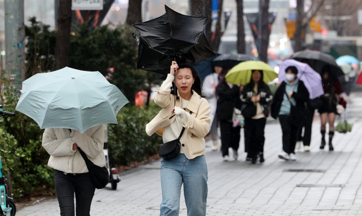 [포토] 우산이 의미 없어지는 비바람