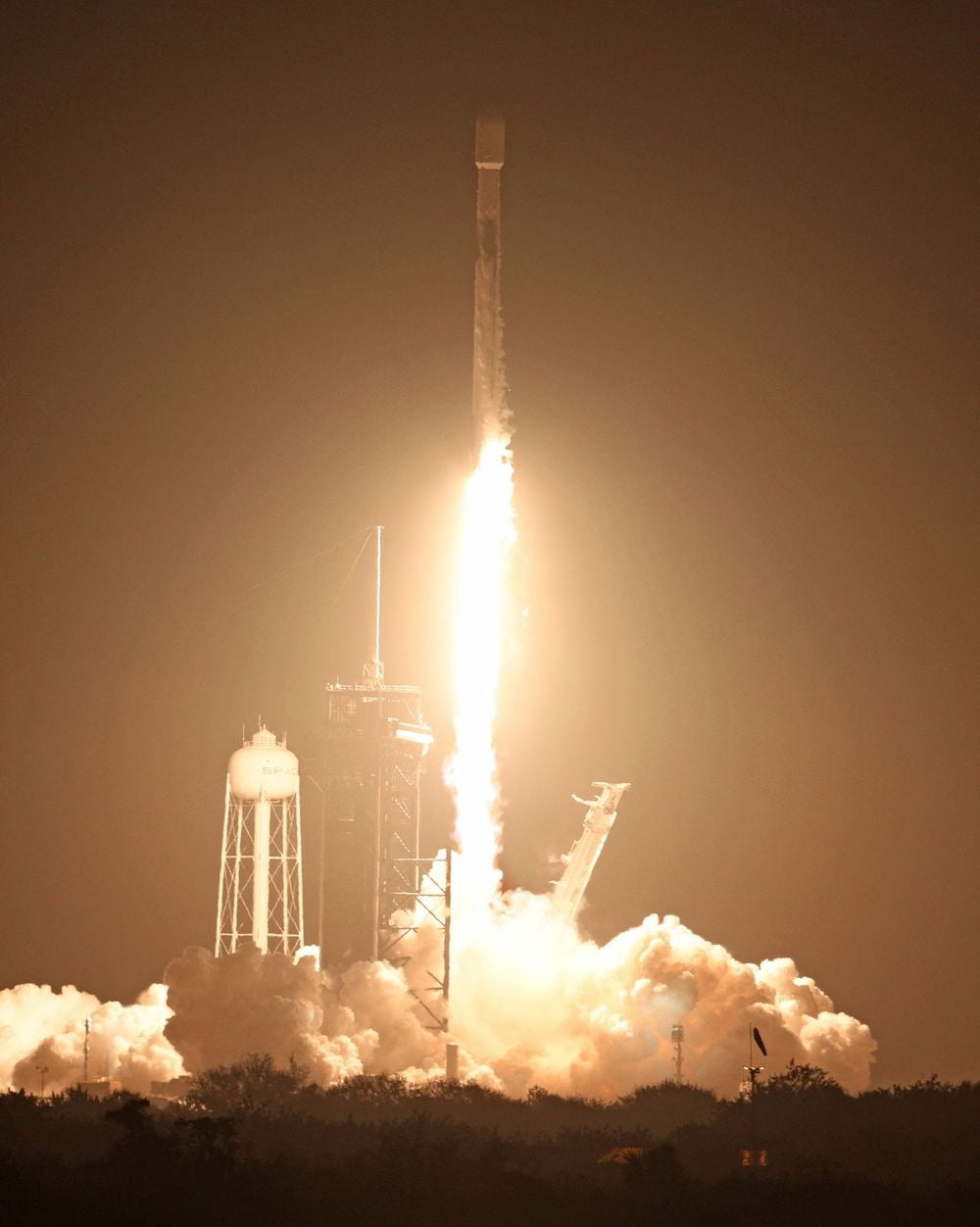 오디세우스를 실은 스페이스X 팰컨 9 로켓이 플로리다 케이프 커내버럴에 위치한 케네디 우주 센터의 발사대 LC-39A에서 이륙하는 모습 / 사진=AFP 연합뉴스