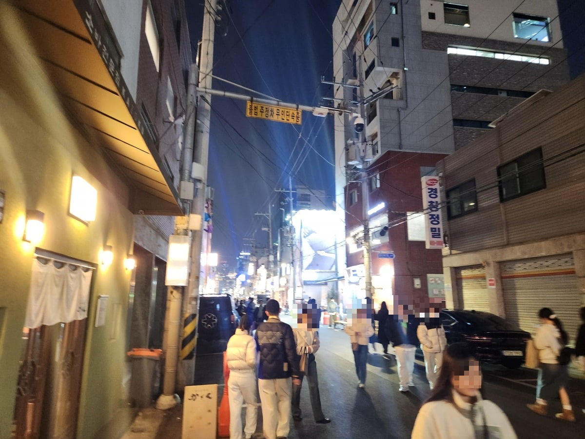연휴 직후인 지난 13일 내국인과 외국인으로 붐비는 성수동 거리. /사진=신현보 기자