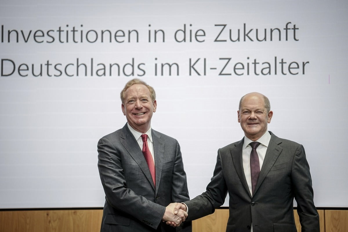 올라프 숄츠 독일 총리(오른쪽)가 브래드 스미스 마이크로소프트(MS) 부회장과 15일(현지시간) 베를린 MS 독일 법인에서 데이터센터 투자 관련 기자회견을 마치고 악수하고 있다. AP