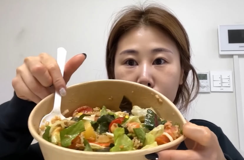 다이어트 비법 중 하나로 운동 후 식사로 포케를 먹는다고 밝힌 개그우먼 박세미. /사진=유튜브 채널 '안녕하세미' 캡처