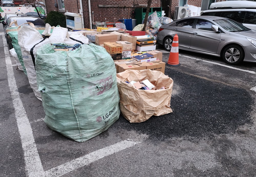 노후 아파트에서 재활용 쓰레기 분리배출을 하는 모습. 사진=오세성 한경닷컴 기자