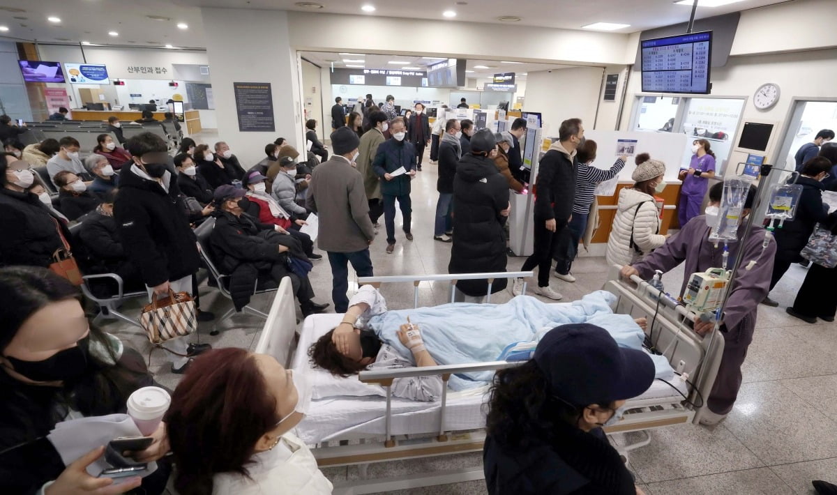 13일 서울의 한 대형 종합병원에서 환자들이 진료를 받기위해 대기하고 있다./김범준 기자