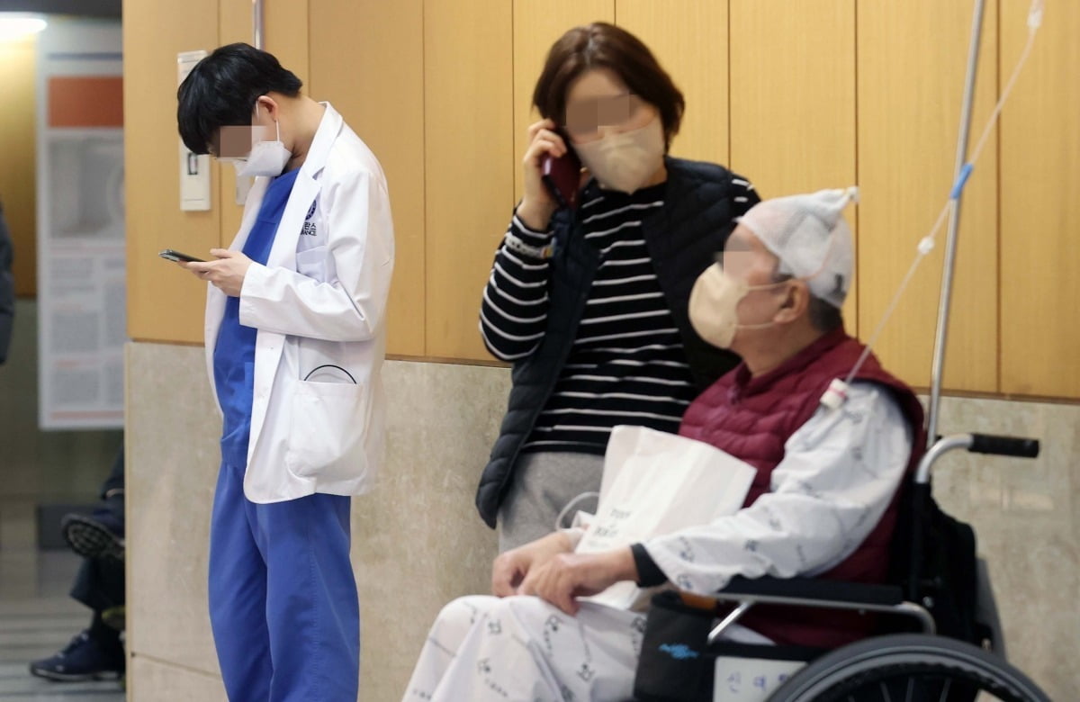 의사들이 집단행동을 준비하는 가운데 13일 서울의 한 대형 종합병원에서 의료진이 잠시 핸드폰을 바라보고 있다./최혁 기자