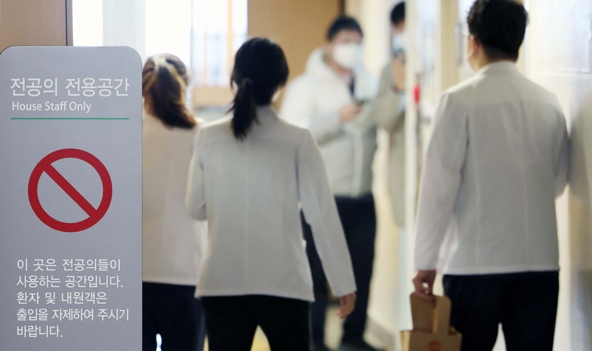 16일 서울의 한 대형 종합병원에서 의료진이 발걸음을 옮기고 있다./최혁 기자