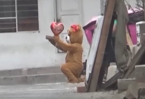 곰인형탈을 쓴 페루 경찰관. / 사진=유튜브 FRANCE 24 캡처. 