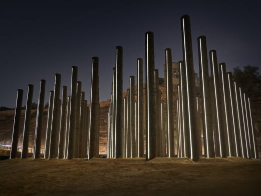 사라지는 숲에 관한 기념비 by Claudia Comte. Noor Riyadh Festival 