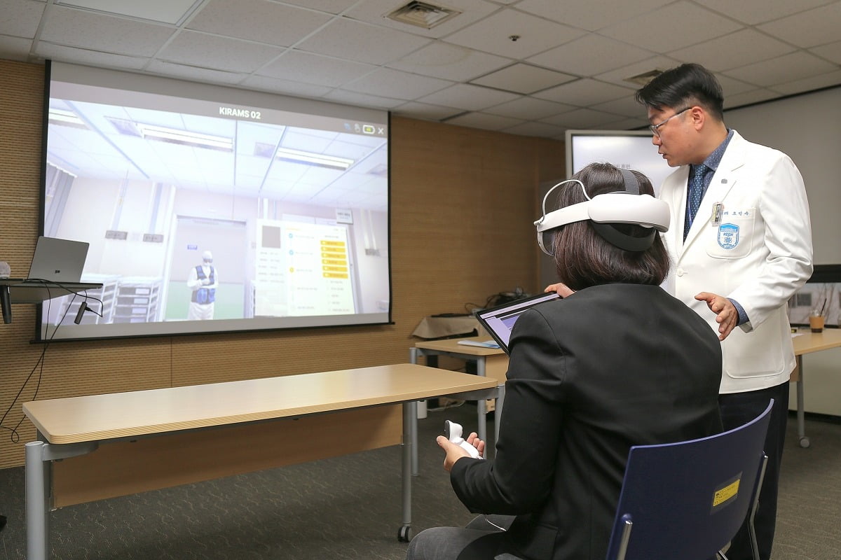 한 교육생이 방사선비상진료 XR 교육을 체험하고 있다. / 사진=한국원자력의학원 국가방사선비상진료센터