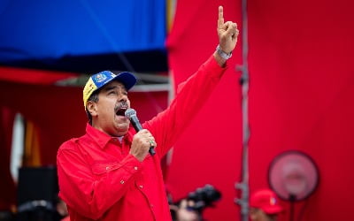 니콜라스 마두로 베네수엘라 대통령이 지난 4일 베네수엘라 카라카스에서 우고 차베스 전 대통령의 쿠데타를 기념하는 행진 후 연설하고 있다.  사진=EPA 