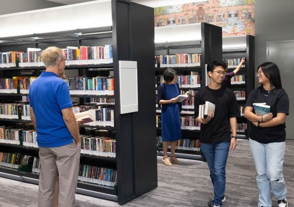 싱가포르 시민들이 센트럴공공도서관을 이용하고 있다. /NLB 제공
