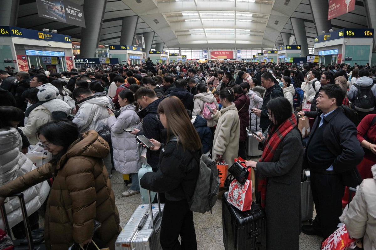 17일 베이징 남부 기차역에서 사람들이 기차를 타기 위해 줄을 서 있다.(사진=AFP연합뉴스)
