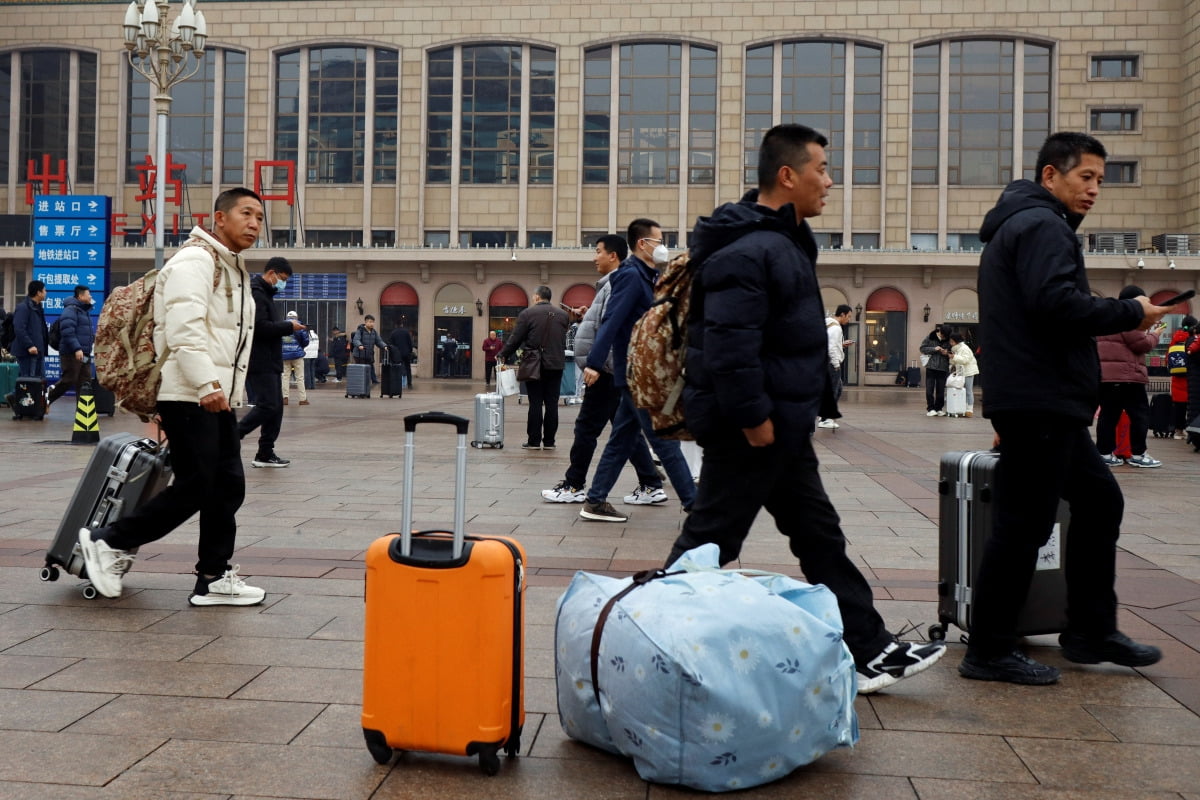 18일 베이징 기차역 밖에서 여행객들이 짐을 들고 이동하고 있다.(사진=로이터연합뉴스)