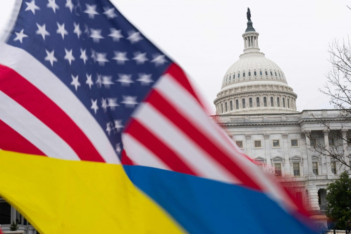 지난 11일(현지시간) 워싱턴DC 미국 국회의사당에서 우크라이나와 이스라엘을 지원하는 953억달러 규모의 대외원조 법안이 처리되는 동안 건물 밖에서 우크라이나 지지자들이 우크라이나 국기를 휘날리고 있다. 법안은 13일 상원을 통과했지만 트럼프 전 대통령을 지지하는 공화당 의원들의 반대로 하원에 계류돼있다. /AFP