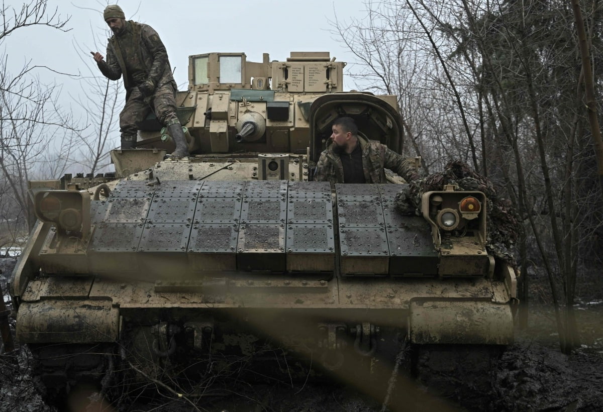 우크라이나 제47 기계화여단 소속 군인들이 지난 11일(현지시간) 남동부 도네츠크 지역 아우디이우카 인근에서 미국에서 원조받은 브래들리 장갑차에 탑승해 전투를 준비하고 있다. /AFP