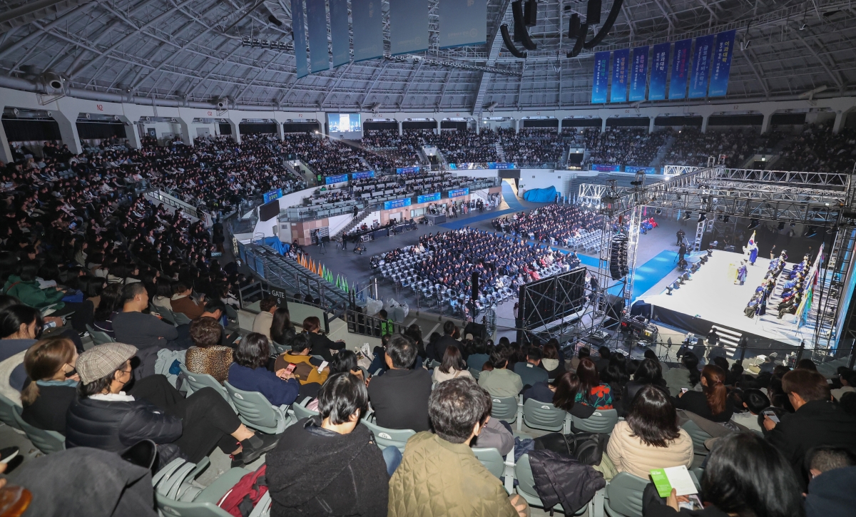 [포토] 첫 발 내 딛는 새내기들